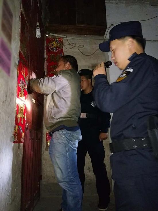 鹤壁粗心妈妈误将幼女锁家中 民警全城寻开锁师傅开门