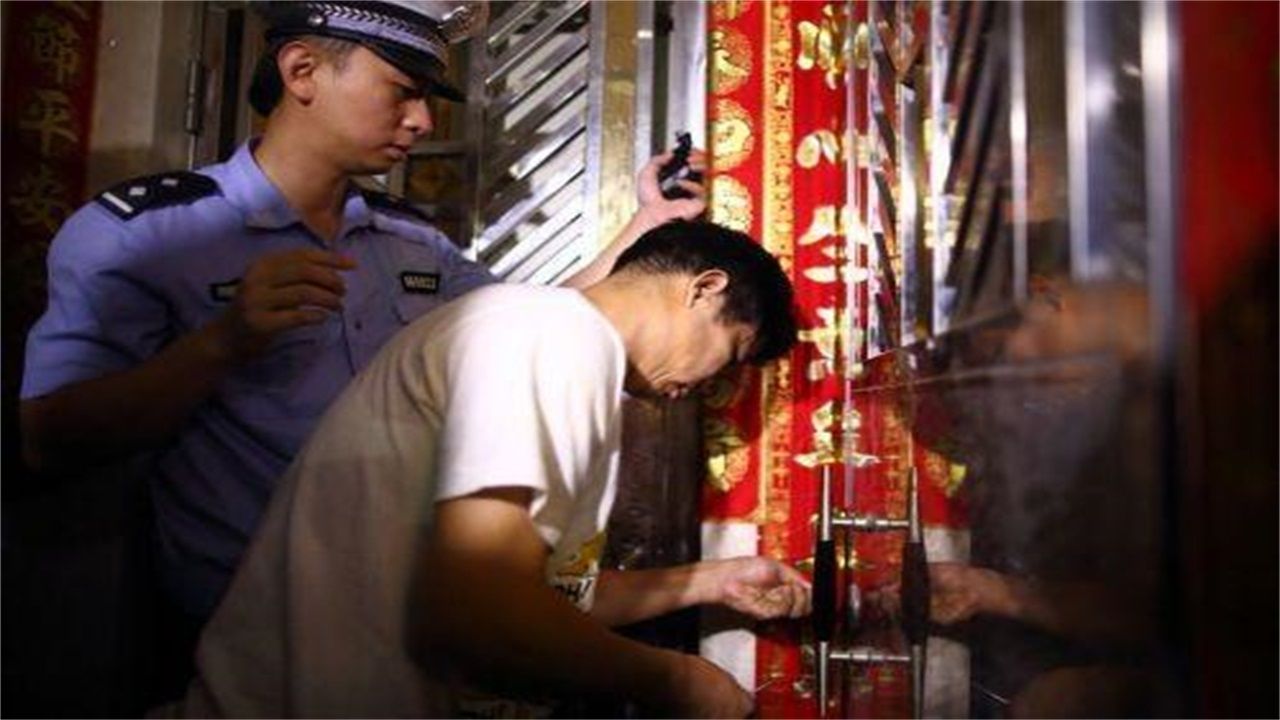 鹤壁请开锁师傅开了锁后，师傅为什么一般都不进门，就算主人请也不进去？